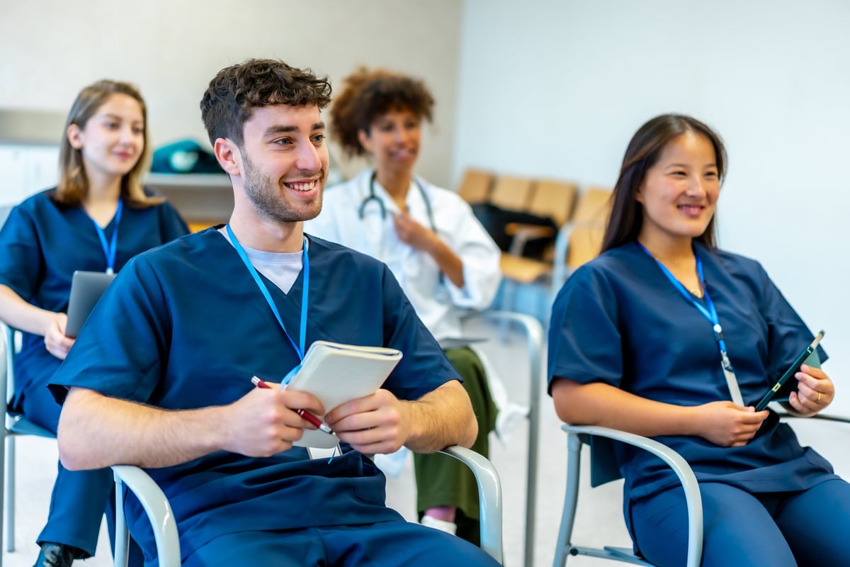 Médicos en sesión de formación académica