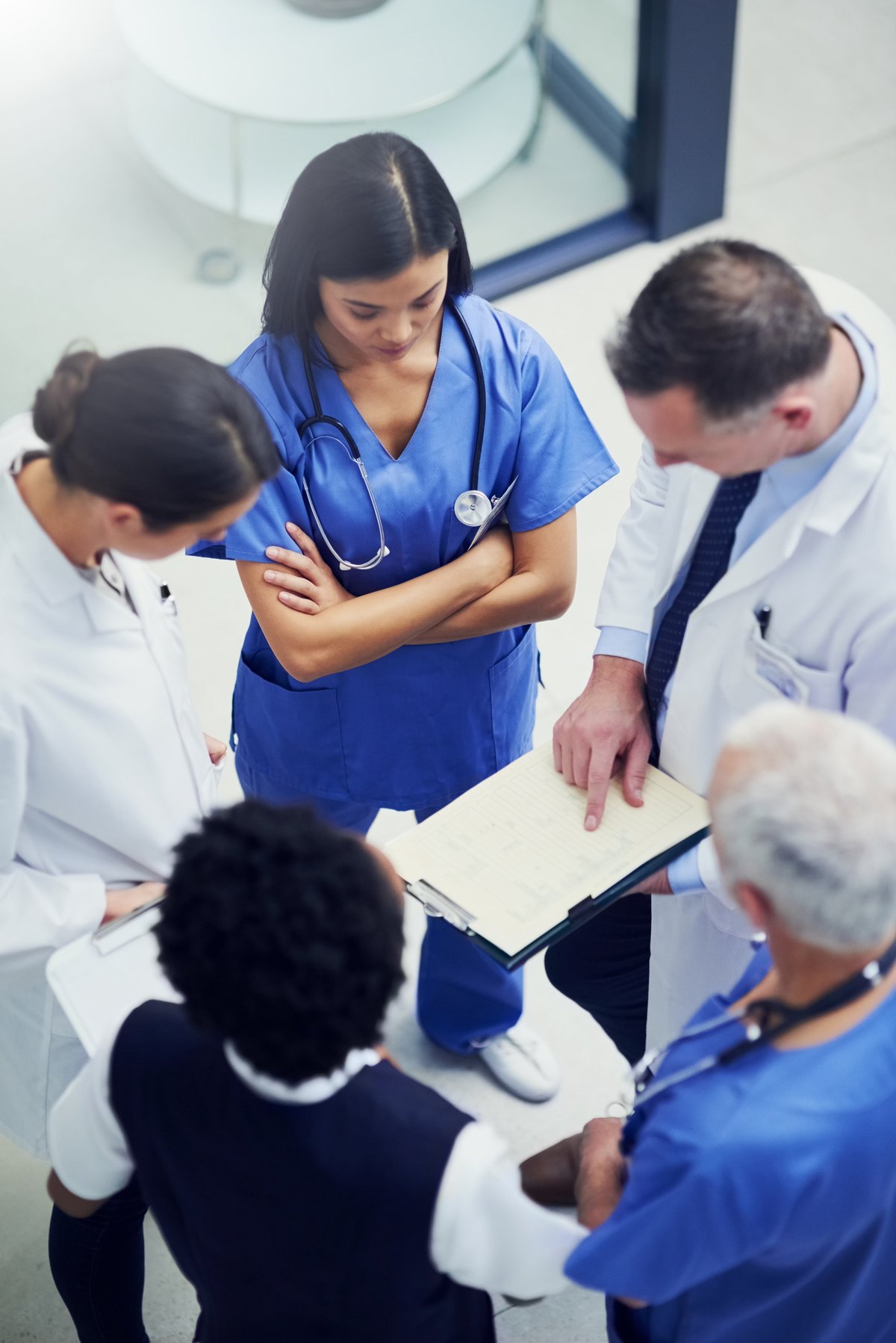 Grupo de médicos especialistas discutiendo un caso clínico en un hospital